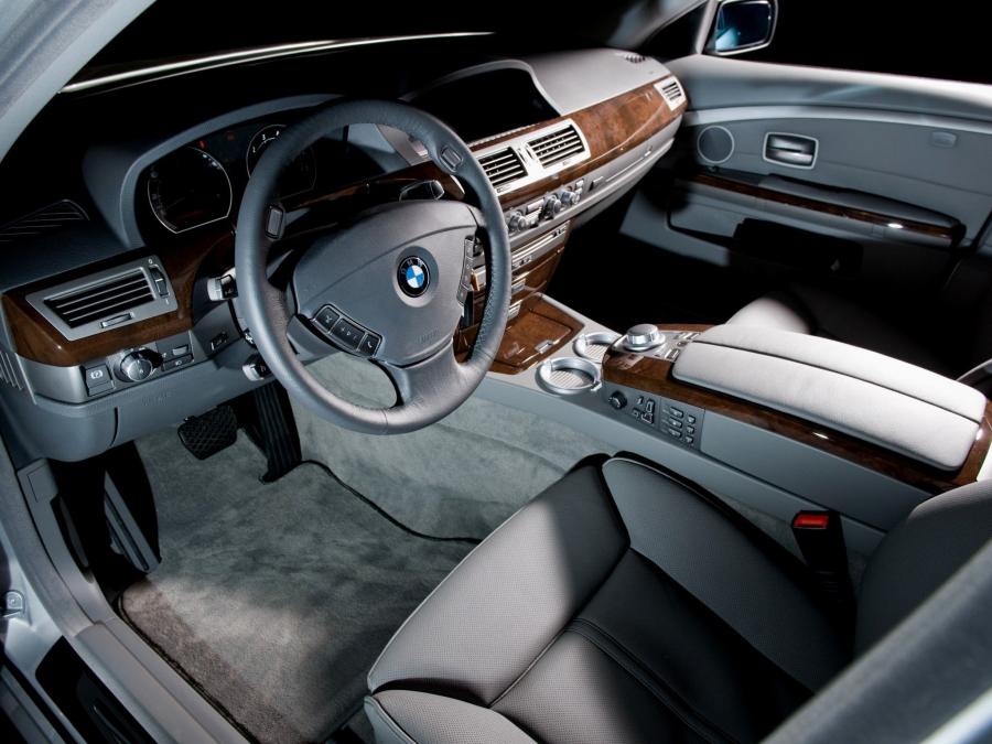  BMW 750i 2005 года  (US) (фото 2 из 6)